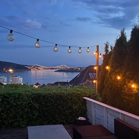 Panoramic Views And Garden! Daire